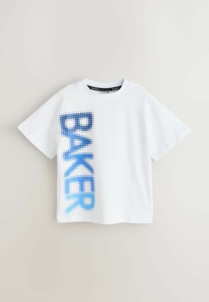 Wit katoenen T-shirt met een blauwe gepixelde afbeelding die "BAKER" spelt in verschillende tinten, korte mouwen en een ronde hals.