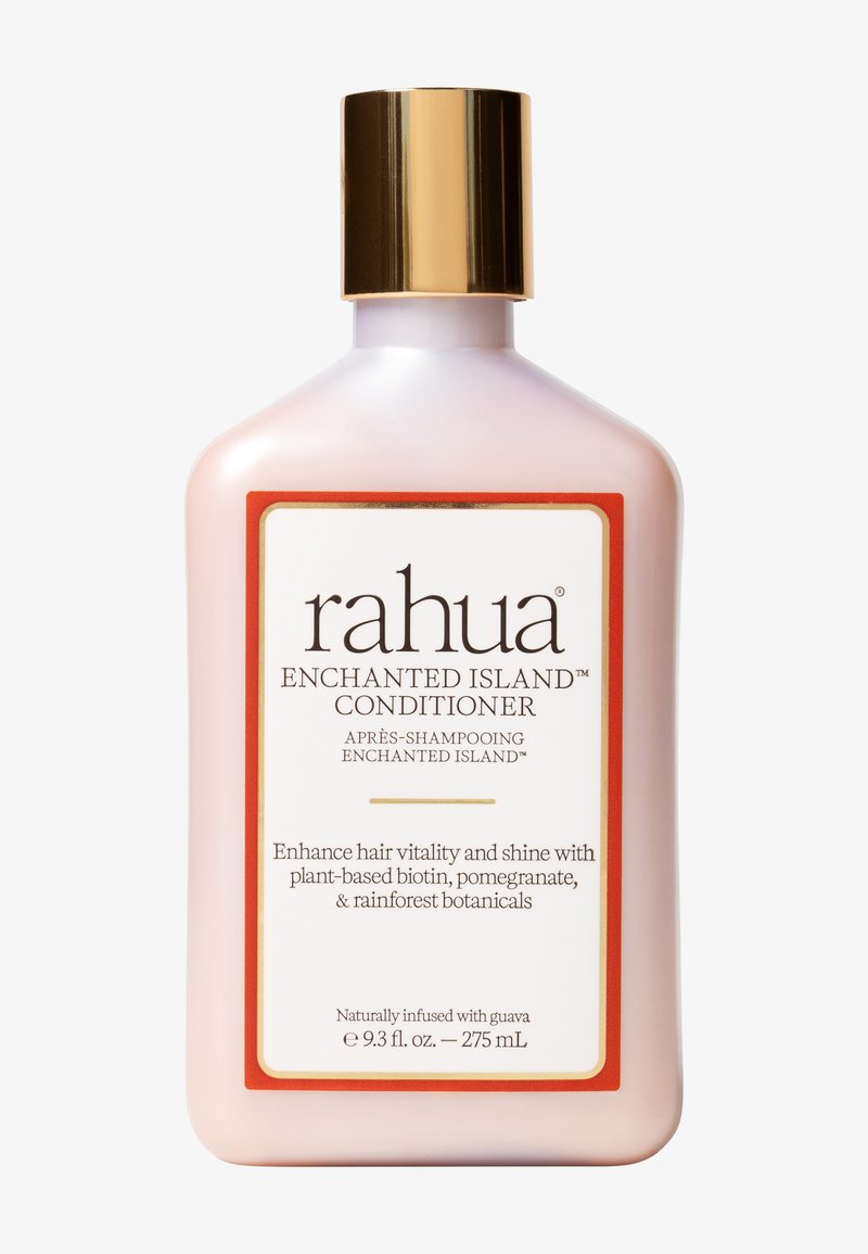 Rahua Enchanted Island-conditioner in een roze fles met een gouden dop. Heeft een wit etiket met rode accenten en tekst die de voordelen beschrijft.
