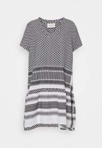 Tunika z krótkim rękawem w czarno-białym geometrycznym wzorze, z okrągłym dekoltem i warstwową, paskowaną dolną częścią.