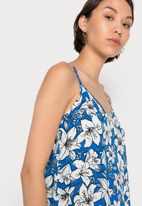 ONLY ONLFREDERIKKE SINGLET - Top - cloud dancer/blue
