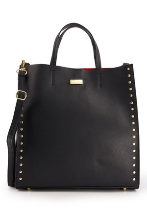 Sac fourre-tout en cuir noir avec des clous dorés sur un côté, poignée supérieure, bandoulière amovible et intérieur rouge. Accent logo doré à l'avant.