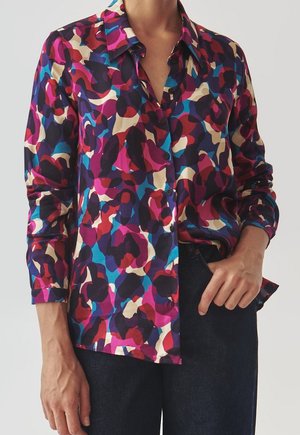 Farbenfrohes Langarmhemd mit einem lebhaften abstrakten Muster in Pink-, Blau-, Rot- und Cremetönen. Klassischer Kragen und Knopfverschluss vorne.