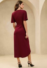 Lipsy SHORT SLEEVE V-NECK RUCHED MIDI  - Rochie de zi - burgundy red