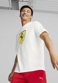 Puma SCUDERIA FERRARI BIG SHIELD - Camiseta estampada - white