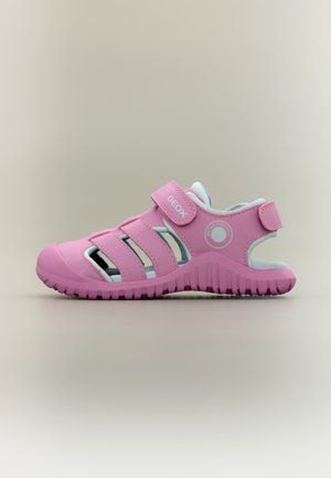 Rosa Kindergeschlossene Sandale mit verstellbaren Riemen, Gummisohle und "wasserfreundlich"-Label auf neutralem Hintergrund.