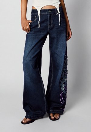 Bershka, EMBROIDERED BAGGY JEANS - Jean baggy - dark blue