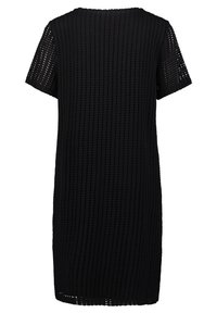 Schwarzes Kleid mit kurzen Ärmeln, aus strukturiertem Strickstoff gefertigt, der offene Maschenmuster zeigt, und mit einem lockeren Schnitt, ohne Verschlüsse oder Akzente.