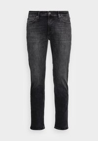 Pantalones vaqueros negros de mezclilla con un corte recto clásico, cinco bolsillos y detalles de costuras sutiles. Cuentan con cierre de botón y trabillas para cinturón.