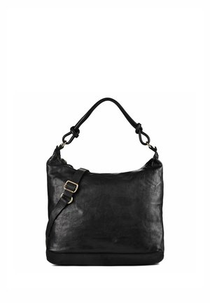 Schwarze Lederschultertasche mit geknoteten Griffen und verstellbarem Riemen mit goldener Schnalle auf weißem Hintergrund.