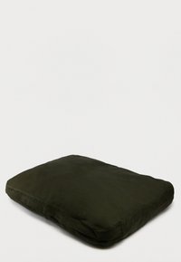 Suora tyyny tumman vihreässä kankaassa, sileä rakenne, hieman kohonneet reunat, minimalistinen muotoilu, piilotettu ompelu ja ei näkyviä kuvioita.