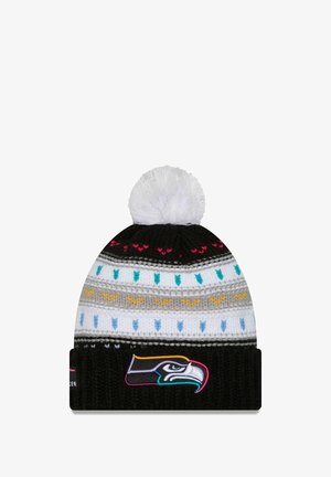 Strickmütze in Schwarz, Grau und Weiß mit bunten geometrischen Mustern. Mit einem weißen Pompon und einem gestickten Logo am Saum.