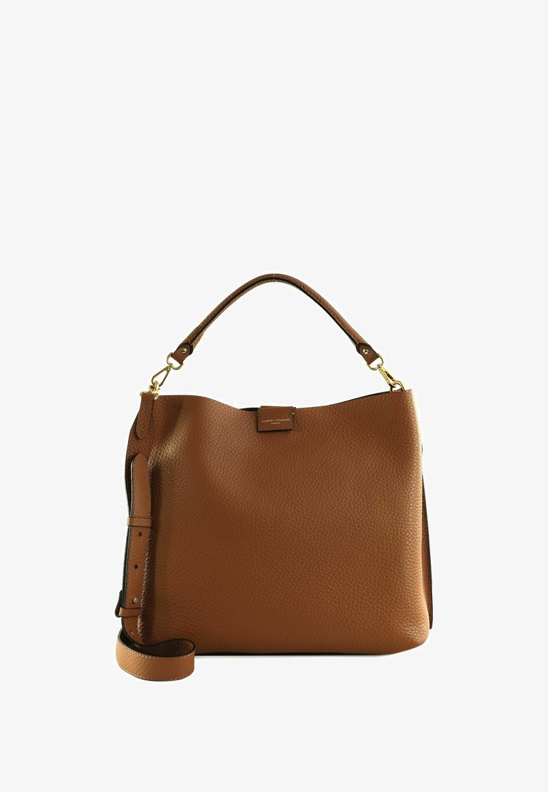 Sac à épaule en cuir marron avec une finition texturée, une seule poignée et une bandoulière amovible. Il dispose de quincaillerie dorée et d'un accent logo discret.
