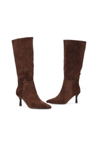 Botas altas hasta la rodilla de ante marrón con punta y tacón puntiagudos. Textura delgada y suave con un acabado liso y detalles de diseño mínimos.