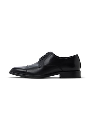 Scarpa Oxford da uomo formale in pelle nera con punta a cappuccio e allacciatura chiusa, mostrata di profilo su sfondo bianco.