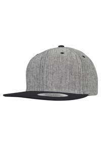 Căciulă snapback gri și neagră cu un corp din material texturat și o vizieră complet neagră. Dispune de șase orificii de ventilație și o etichetă circulară pe vizieră.