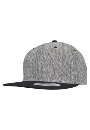 Siva i crna snapback kapa s teksturiranim tijelom i čvrstim crnim vizirkom. Ima šest ventilacijskih rupa i okruglu oznaku na vizirku.