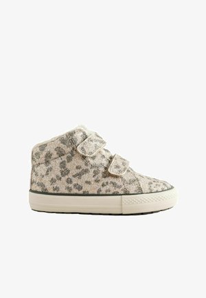 Glitzernde silberne und beige High-Top-Sneaker mit Leopardenmuster, ausgestattet mit zwei verstellbaren Klettverschluss-Riemen und einer strukturierten Gummisohle.