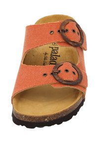 Oranje stoffen sandaal met twee brede banden en ronde houten gespen. Kurken voetbed en gestructureerde zwarte loopzool. Open teen ontwerp.