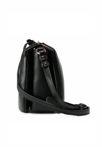 Zwarte leren handtas met een gestructureerde afwerking, ritssluiting en verstelbare riem. Heeft een afgeronde vorm en subtiele metalen details.