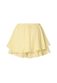 Minifalda en capas de color amarillo claro con cintura elástica, con un diseño de tela fluida y texturizada.