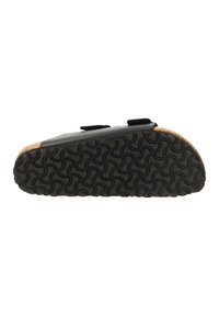 Chaussure noire avec un dessus texturé, accent en liège au niveau des orteils et une semelle en caoutchouc noir à motif. Comprend deux sangles ajustables en Velcro.
