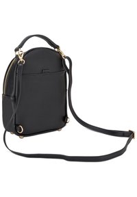 Petit sac bandoulière compact en cuir noir avec quincaillerie dorée, poignée supérieure, poche avant et bandoulière longue réglable sur fond blanc.