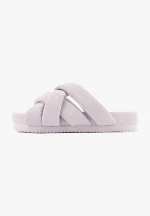 Helle lavendelfarbene Rutsch-Sandalen mit einem geflochtenen Riemendesign, aus weichem Material gefertigt, mit einer strukturierten Sohle und einem flachen Boden.
