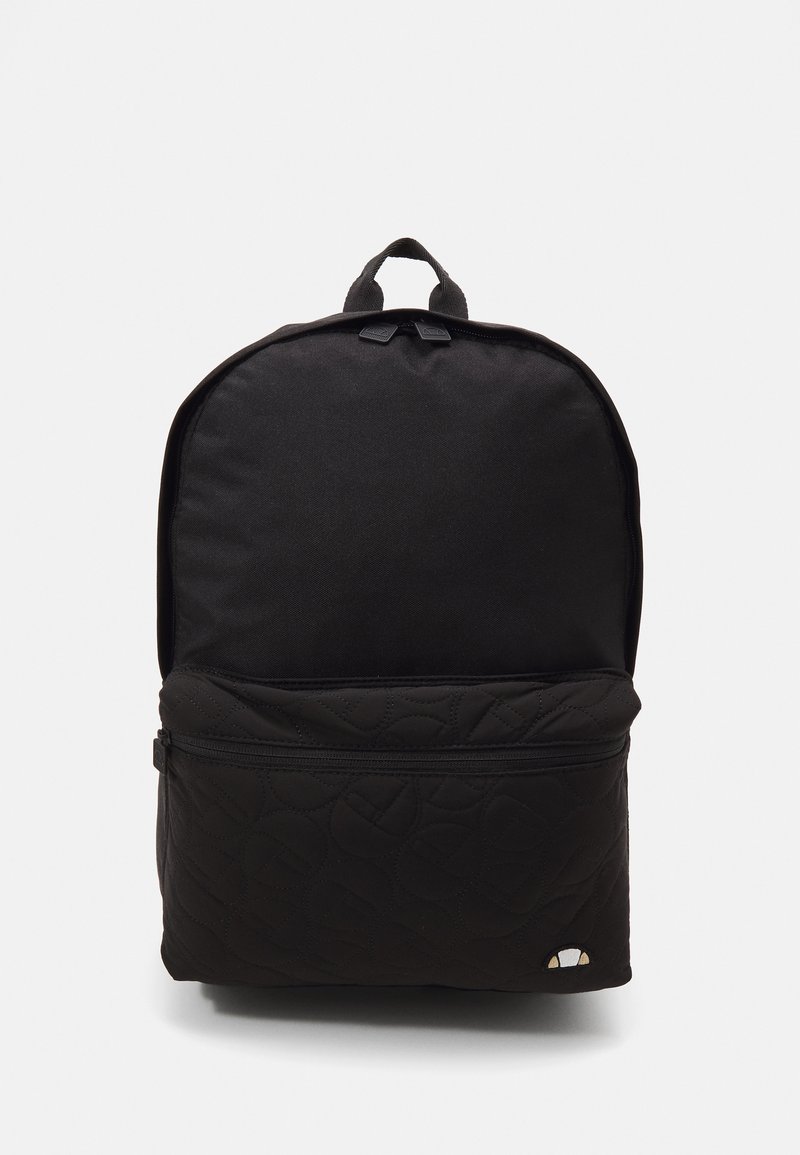 Schwarzer Rucksack mit einer gesteppten Fronttasche, glattem Stoff, runder Form, zwei oberen Griffen und einem kleinen Logo-Akzent am Boden.