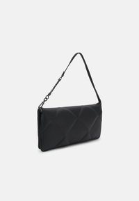 Calvin Klein RE-LOCK QUILT WRISTELET CLUTCH - Pochette - black