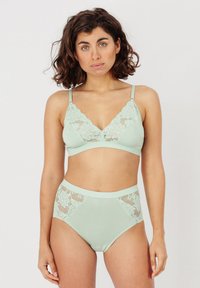 Muntgroene lingerie set met een bralette met kantafwerking en hooggesneden slip met kanten zijpanelen. Zacht, rekbaar materiaal.