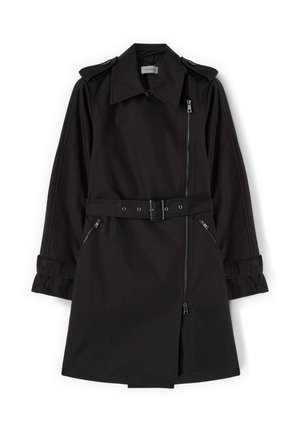 Musta pitkä trenssitakki, jossa leveä kaulus, epäsymmetrinen etuvetoketju, soljella varustettu vyö, vetoketjulliset sivutaskut ja napilliset olkatoppaukset.