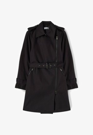 Musta pitkä trenssitakki, jossa leveä kaulus, epäsymmetrinen etuvetoketju, soljella varustettu vyö, vetoketjulliset sivutaskut ja napilliset olkatoppaukset.