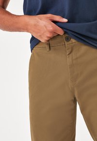Next STRETCH - Chino - brown