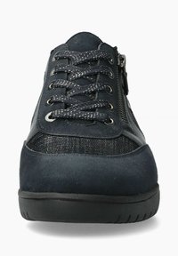 Les baskets bleu marine présentent un mélange de matériaux en suede et en mesh, une pointe arrondie, un design à lacets, et une fermeture éclair sur le côté pour un accès facile.
