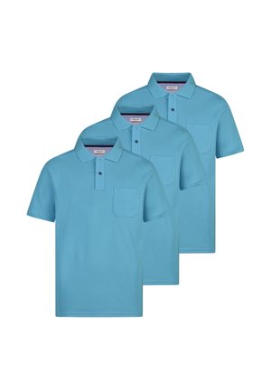 Tre maglie polo azzurri a maniche corte con colletto e tasche sul petto, disposte in modo sfalsato e sovrapposto su uno sfondo bianco.
