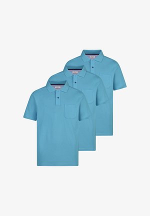 Trzy jasnoniebieskie polo z krótkim rękawem, kołnierzykami i kieszeniami na piersi, ułożone w przesunięty nachodzący na siebie sposób na białym tle.