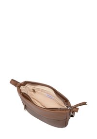 Braune Leder-Clutch mit glatter Textur, Reißverschluss und einer Innentasche. Verfügt über ein tanfarbenes Futter und einen kurzen Tragegriff.