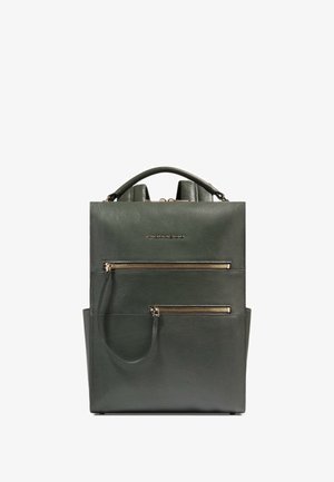 Mochila de cuero verde oscuro con asa superior, dos bolsillos delanteros con cremallera y logotipo de metal de la marca centrado sobre las cremalleras.