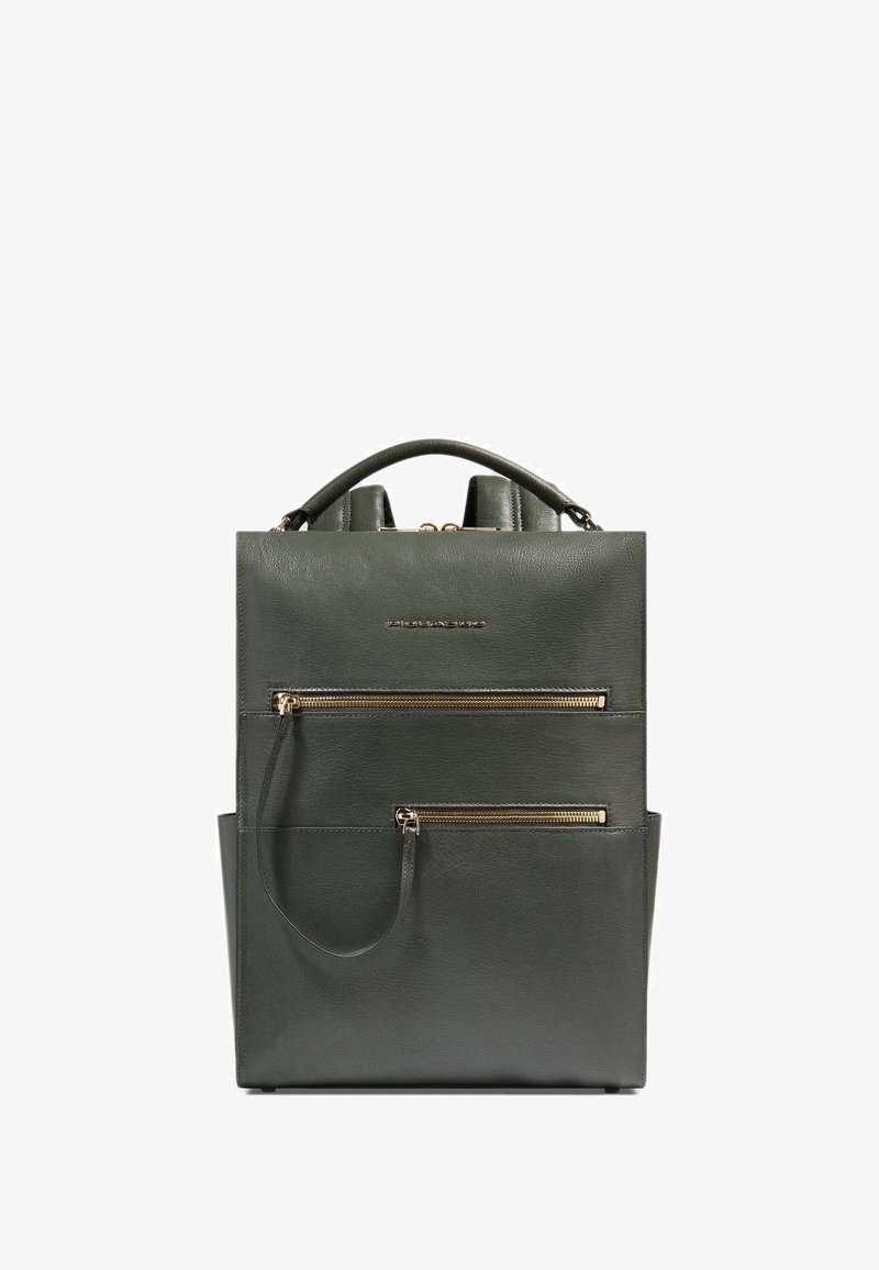 Sac à dos en cuir vert foncé avec poignée supérieure, deux poches zippées à l'avant et logo métallique de la marque centré au-dessus des fermetures éclair.