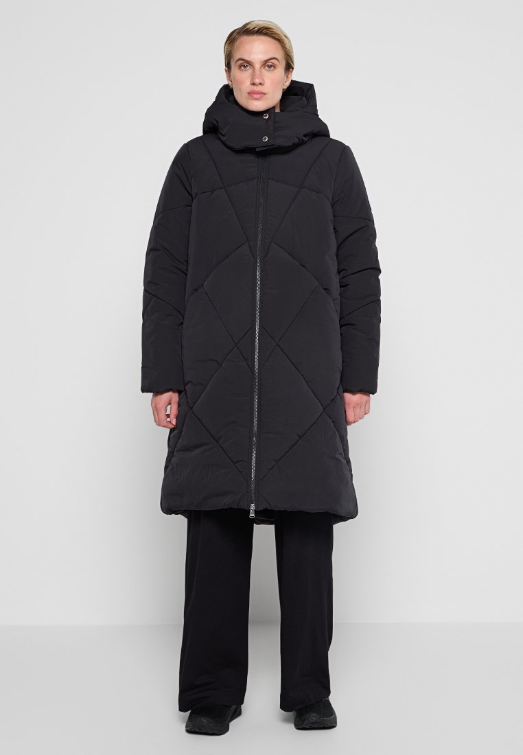 Schwarzer, gesteppter langer Mantel mit Kapuze, diagonaler Steppung, Frontreißverschluss und einem leicht lockeren Schnitt. Weicher Stoff mit hoher Isolationsfähigkeit.