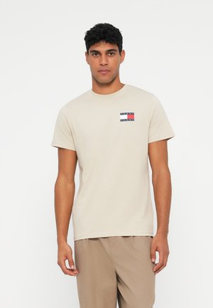 SLIM ESSENTIAL FLAG TEE - Βασικό μπλουζάκι - gulf sand