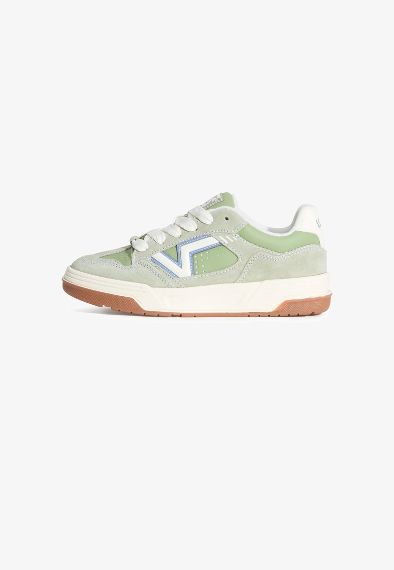 Les baskets en daim vert présentent une semelle en caoutchouc blanche, des accents bleus et des détails beiges. Les lacets sont blancs, avec un col rembourré pour un meilleur maintien.