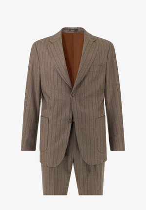 Bruin gestreept pak met een twee-knopen sluiting, inkepingen op de revers en zijzakken. De gevoerde binnenkant heeft een contrasterende bruin kleur.