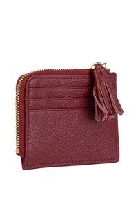 Portafoglio in pelle bordeaux con chiusura a zip, slot per schede multiple e accentuazione a nappina. Superficie texturizzata, dettagli in hardware dorato.