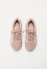 Scarpe sportive rosa chiaro in materiale mesh e sintetico, con punta arrotondata, suola testurizzata e lacci piatti. Accenti dorati sui lati.