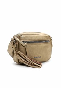 Zlatá veganská kožená crossbody kabelka s texturovaným povrchem, zipovým uzávěrem a dekorativními třásněmi. Kompaktní obdélníkový tvar se stříbrným kováním.