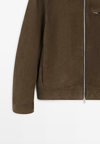 Braune Wildlederjacke mit einem vorderen Reißverschluss, seitlichen Taschen und einer glatten Textur, mit einer taillierten Passform und einer klaren Silhouette.