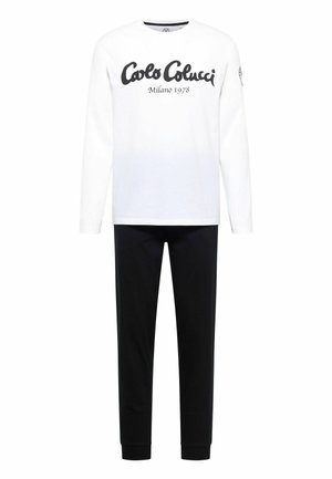Chemise blanche à manches longues avec le texte "Carlo Colucci Milano 1978" et pantalon noir, présentée sur un fond blanc uni.