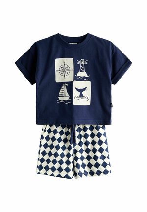 Marineblaues T-Shirt mit weißen nautischen Symbolen und blau-weiß karierten Shorts, entworfen für ein Sommeroutfit für Kinder.