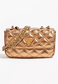 Borsa in rosa oro metallico con motivo trapuntato, ferrature dorate e tracolla a catena; presenta una targhetta con logo triangolare sulla parte anteriore.